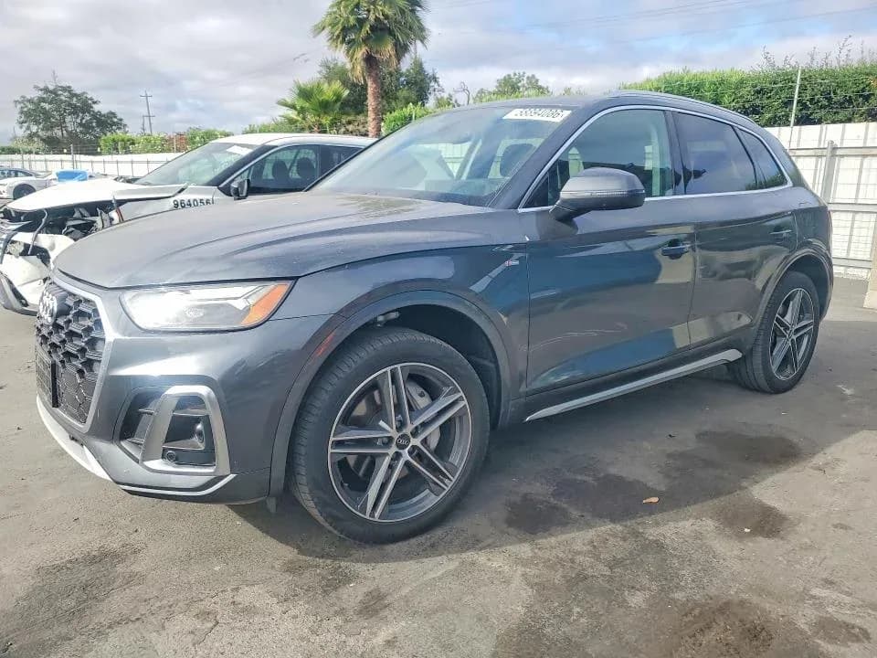 AUDI Q5 E Premium Plus — фото 1