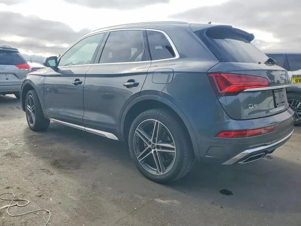 AUDI Q5 E Premium Plus — фото 2