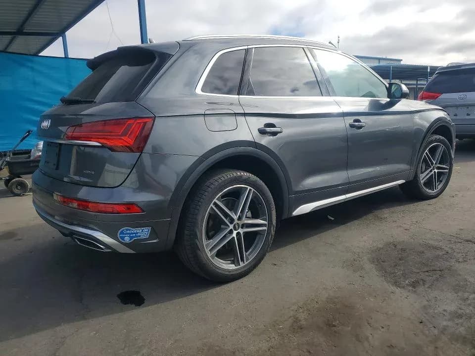 AUDI Q5 E Premium Plus — фото 3