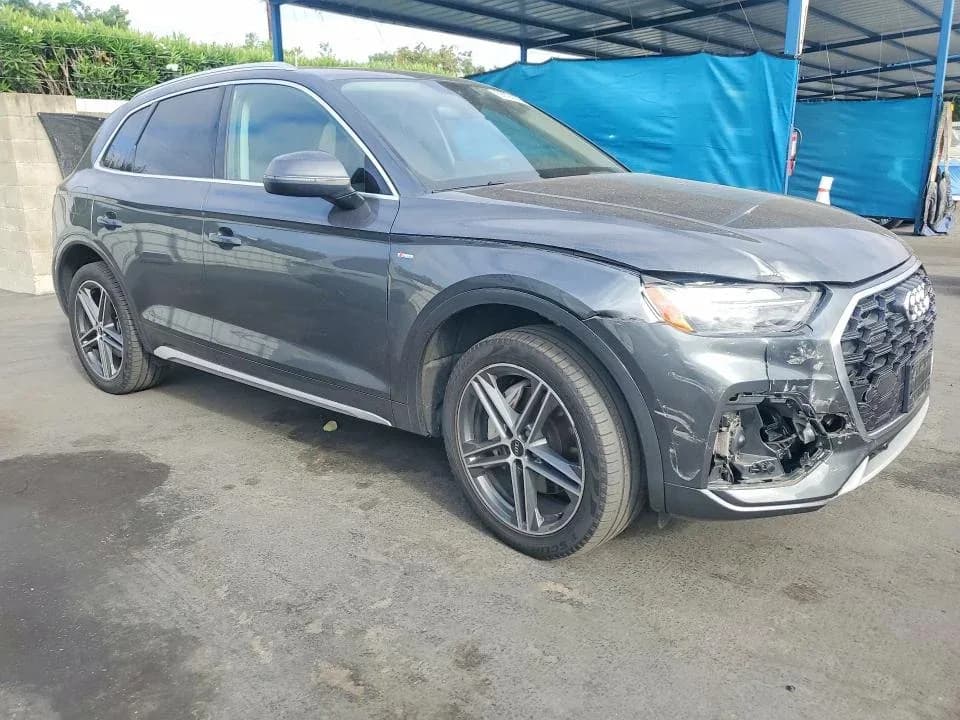 AUDI Q5 E Premium Plus — фото 4