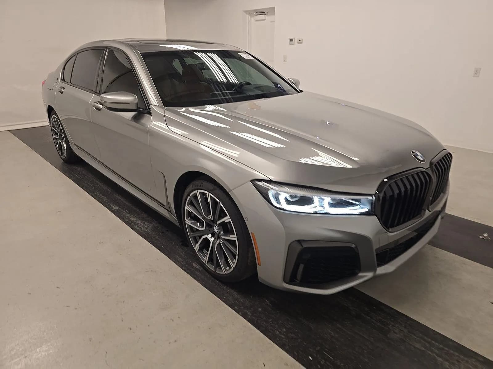 BMW 7 Series 740i — фото 3
