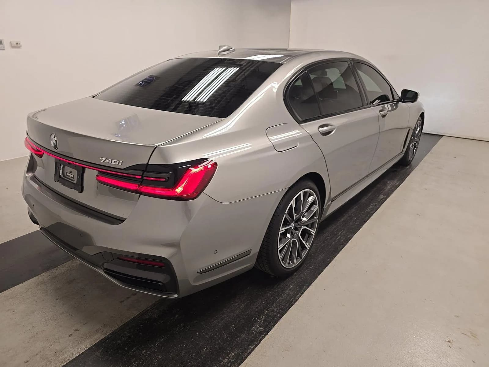 BMW 7 Series 740i — фото 4