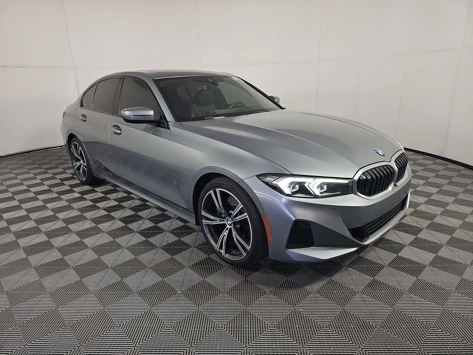 BMW 3 Series 330i — фото 3