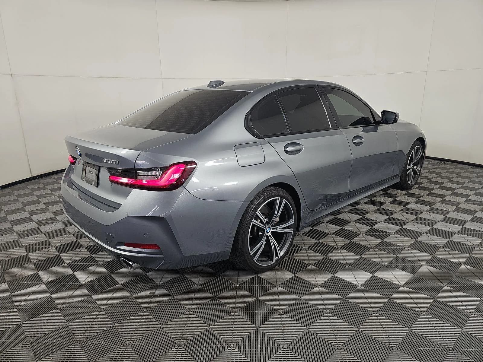 BMW 3 Series 330i — фото 4