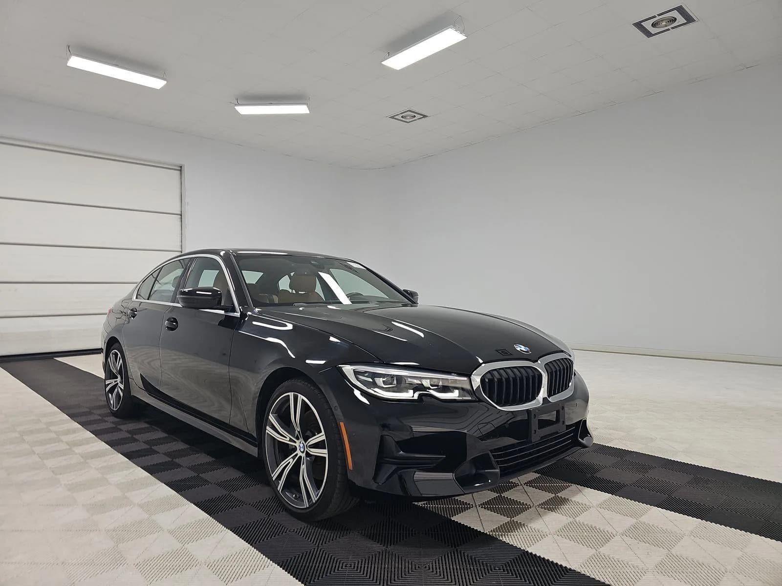 BMW 3 Series 330i xDrive — фото 5