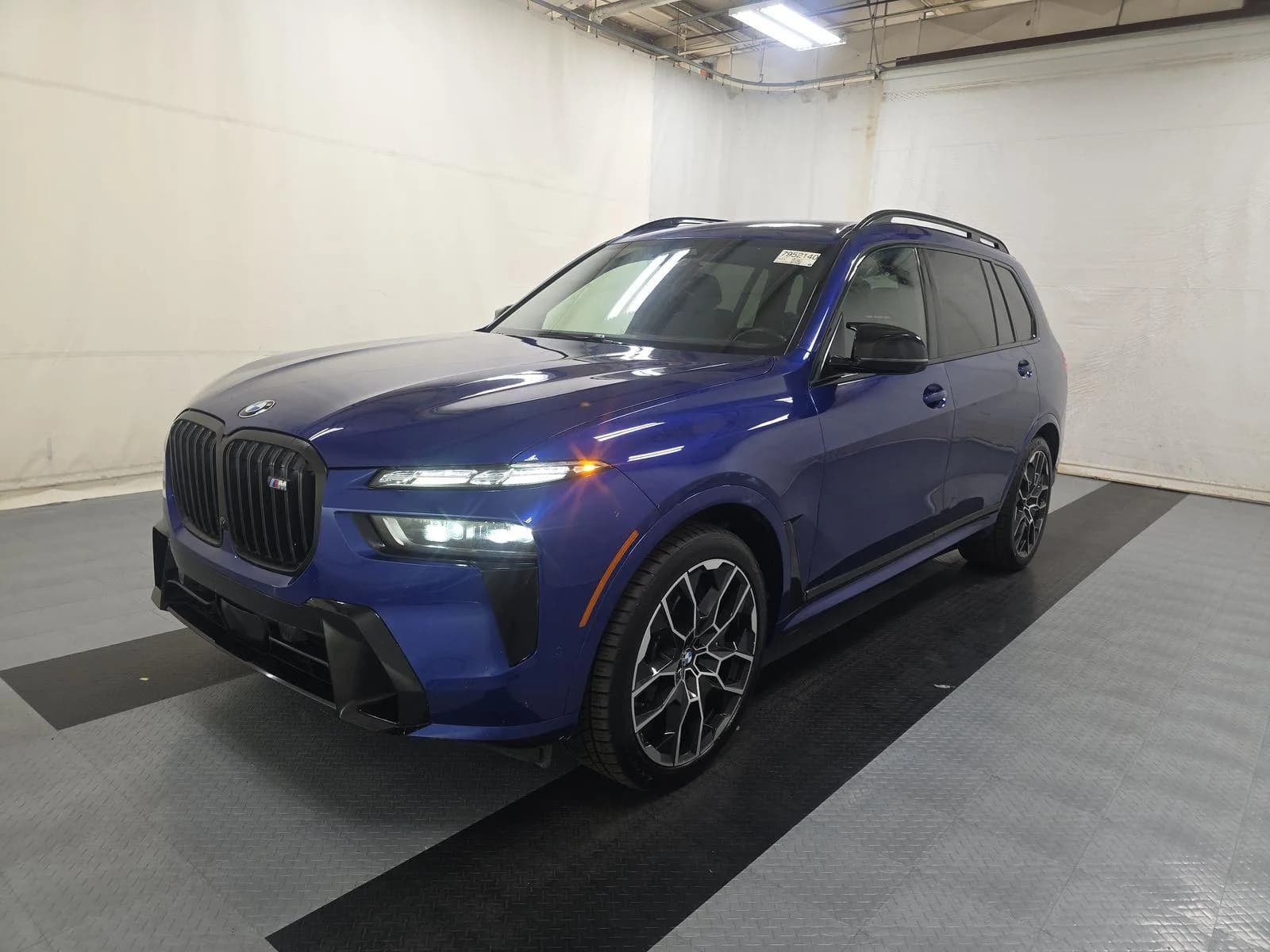 BMW X7 M60i — фото 1