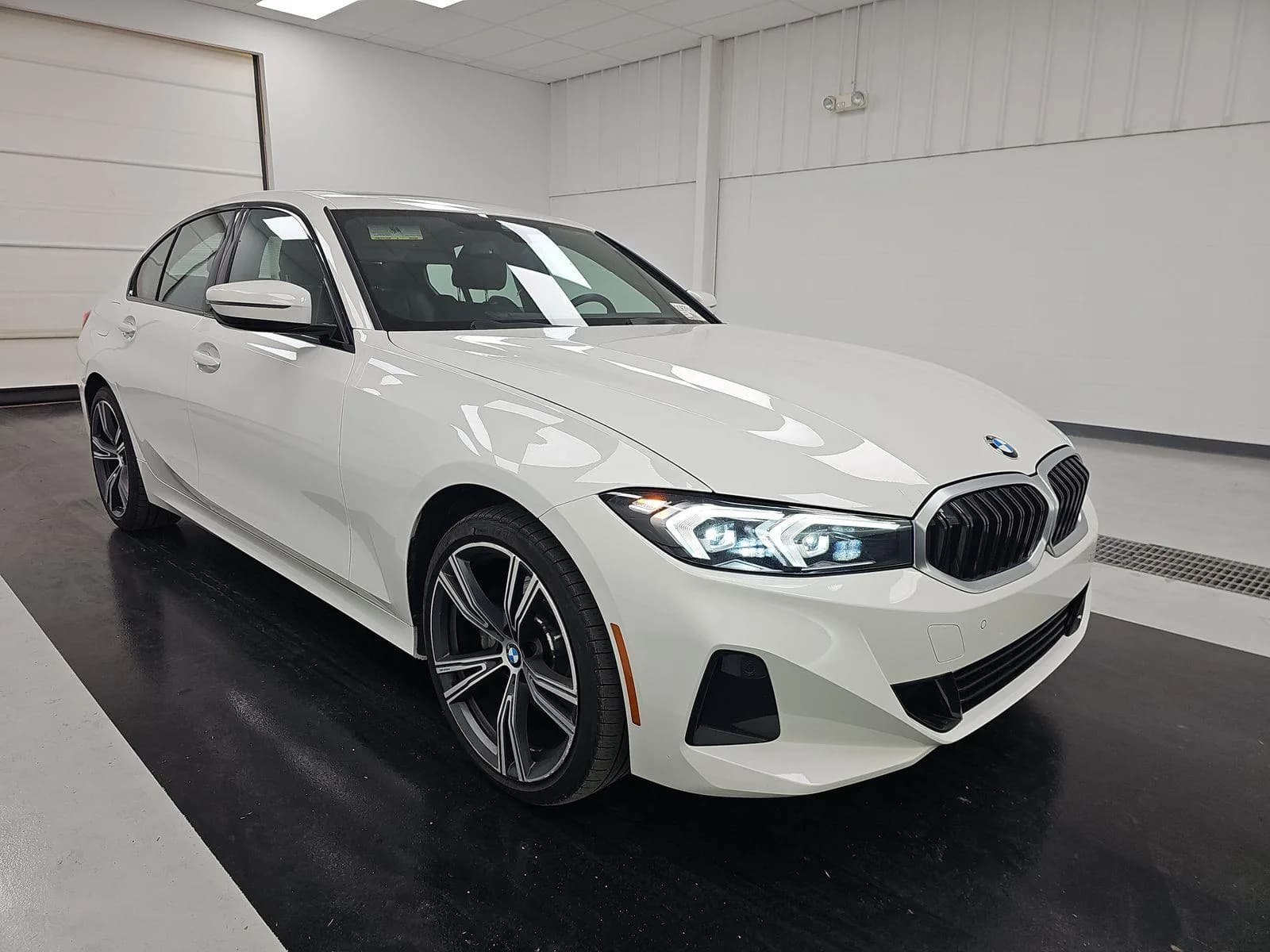 BMW 3 Series 330i xDrive — фото 3