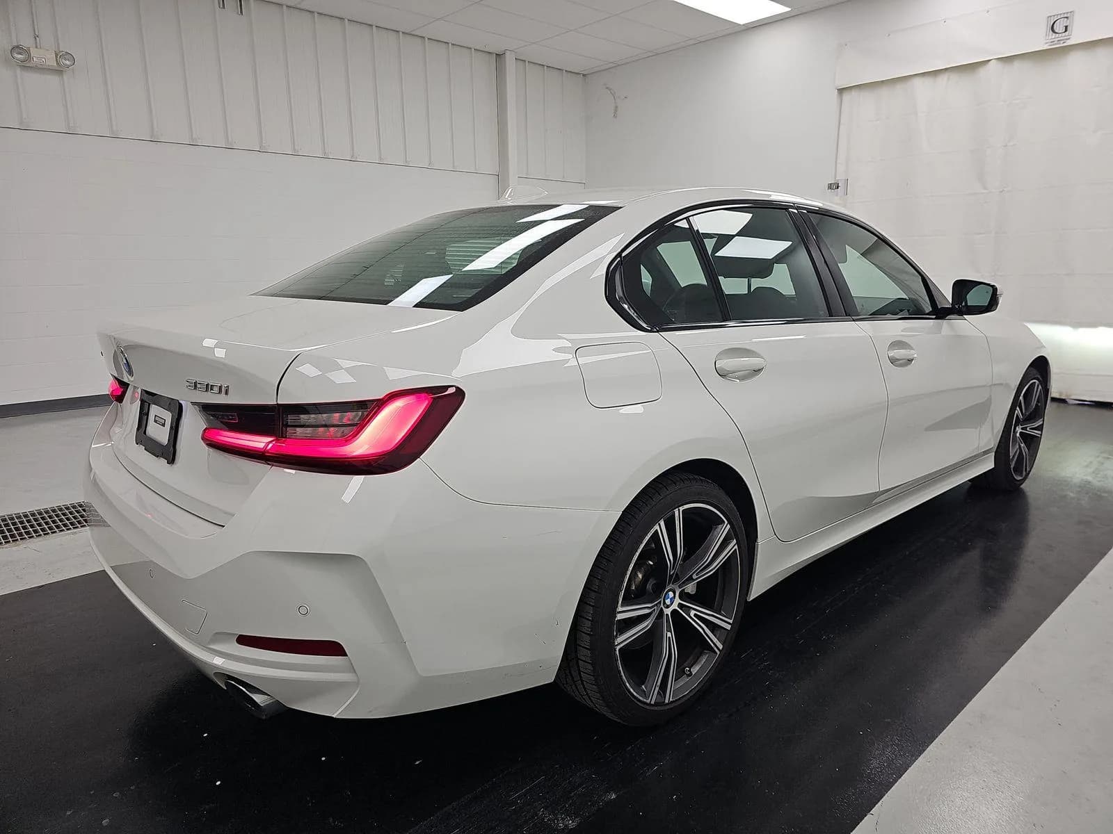 BMW 3 Series 330i xDrive — фото 4