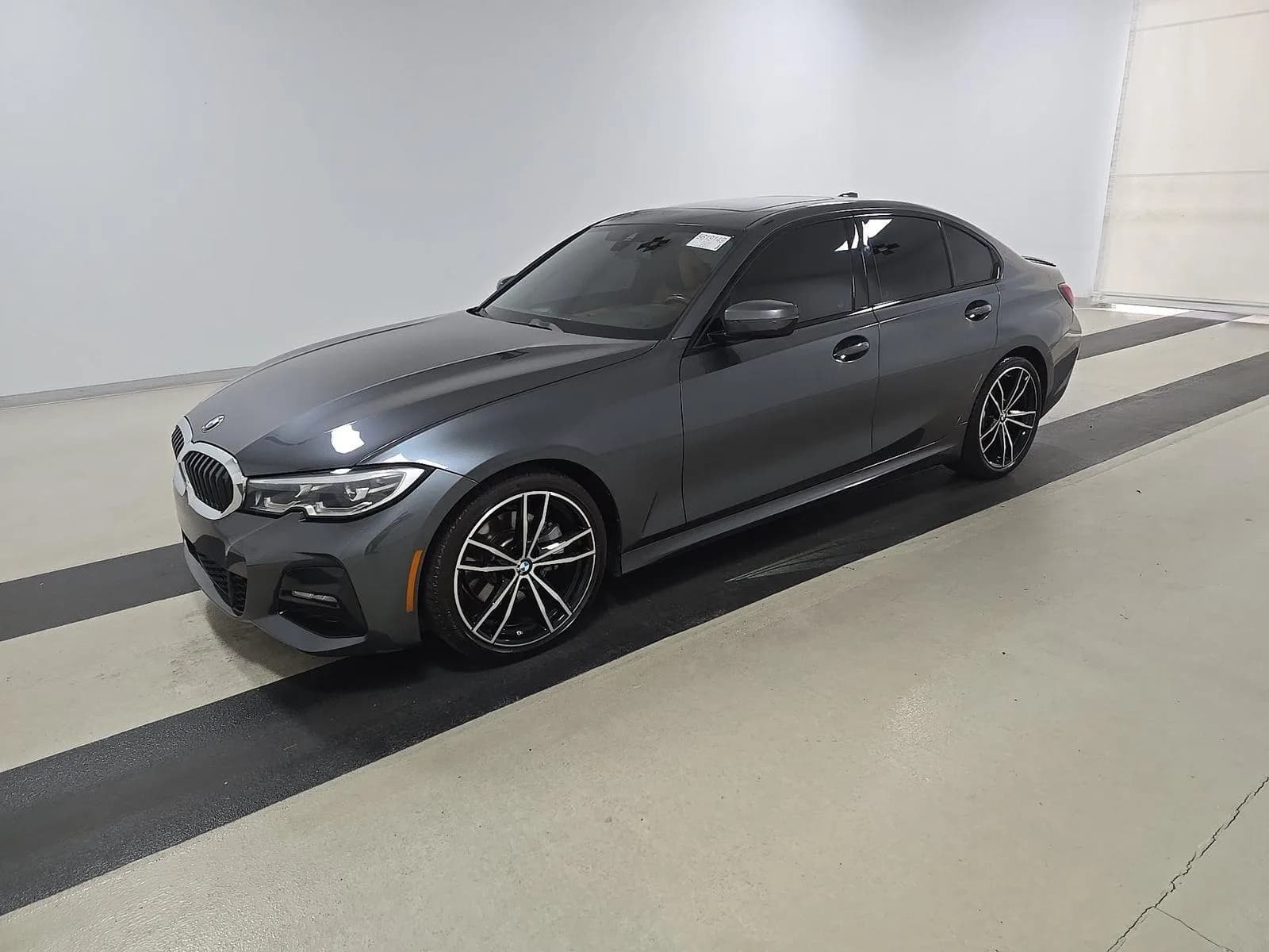 BMW 3 Series 330i — фото 1