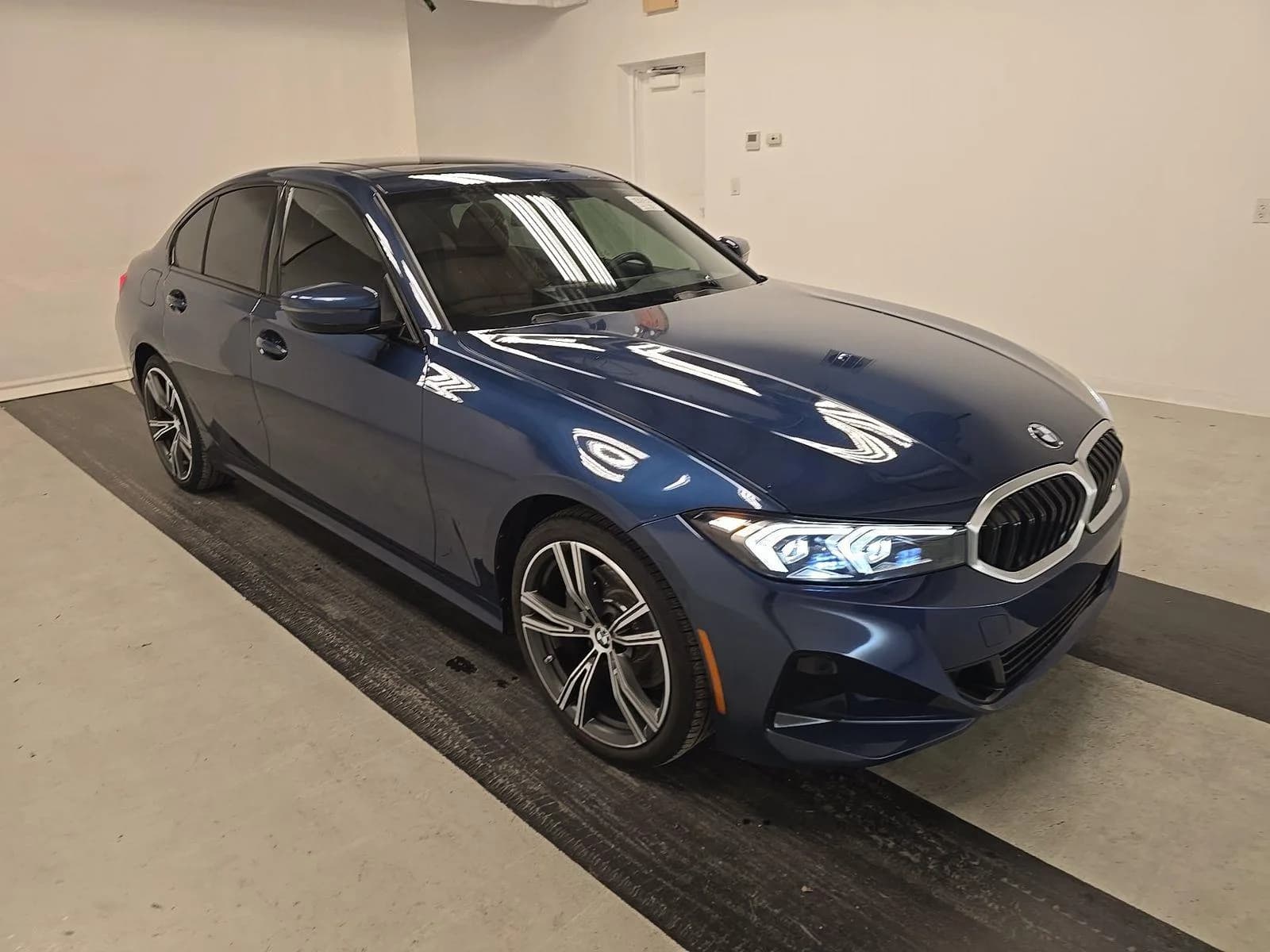 BMW 3 Series 330i — фото 3
