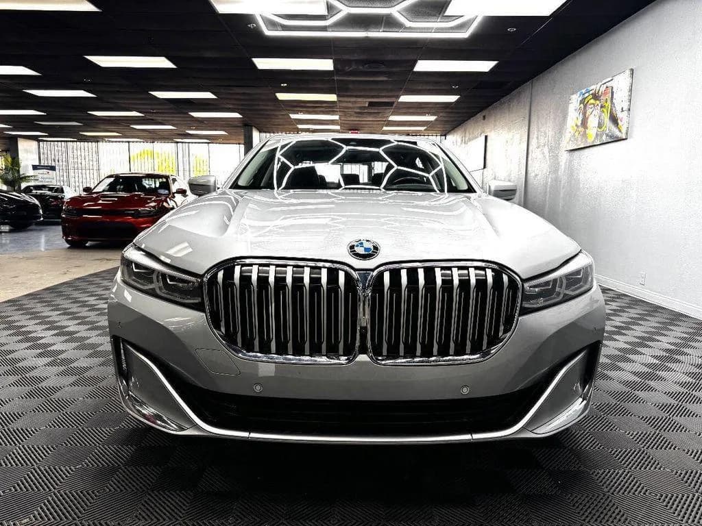 BMW 7 Series i — фото 1