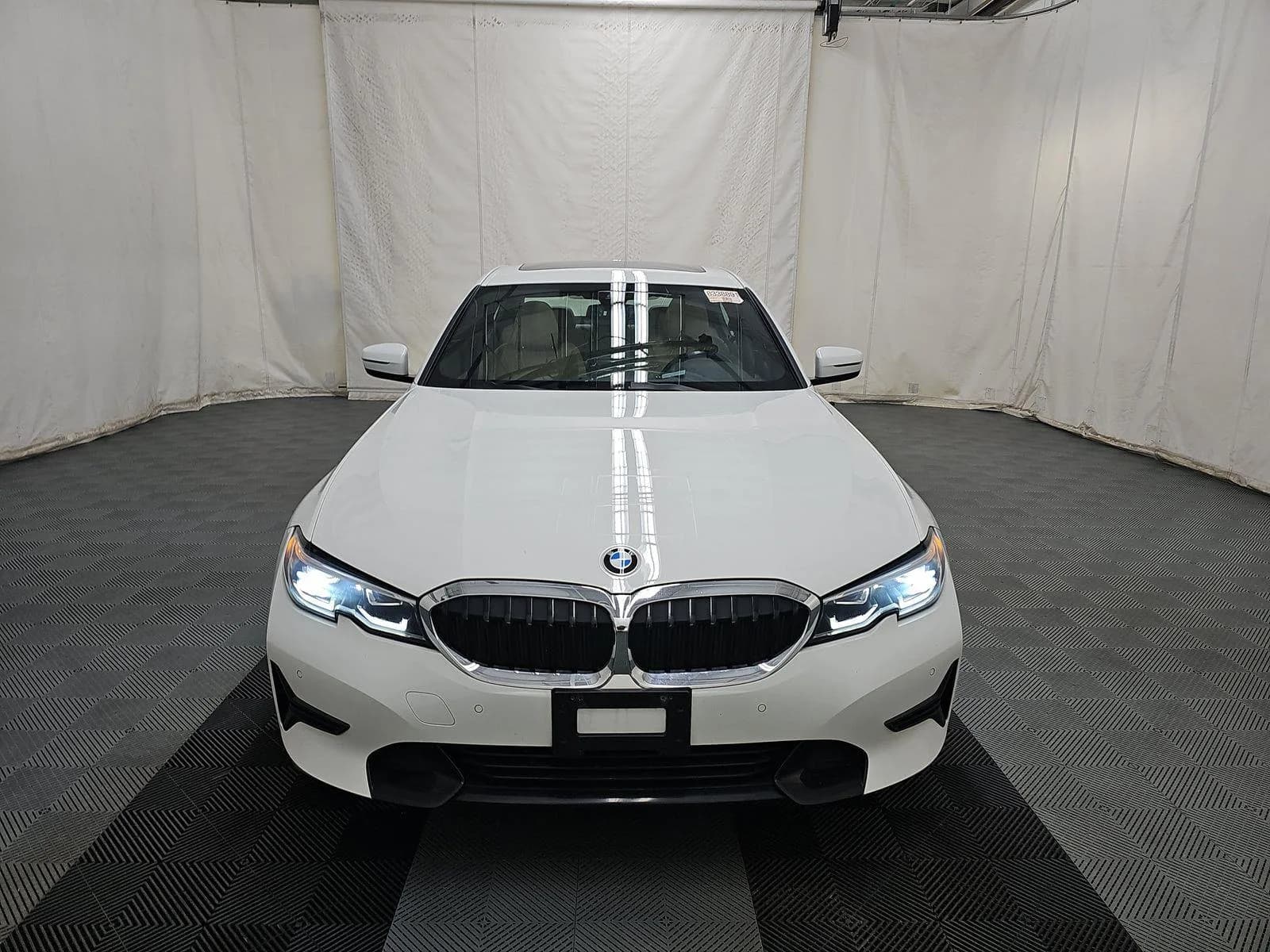 BMW 3 Series 330i xDrive — фото 2