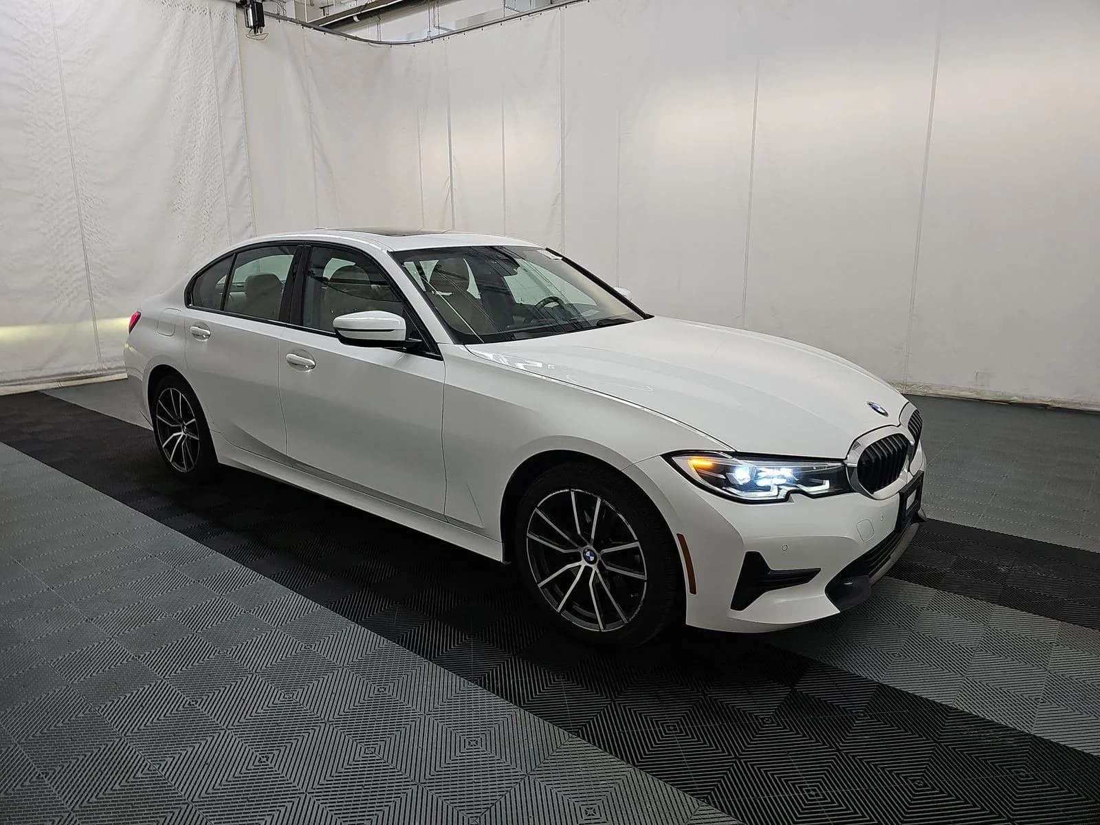 BMW 3 Series 330i xDrive — фото 3