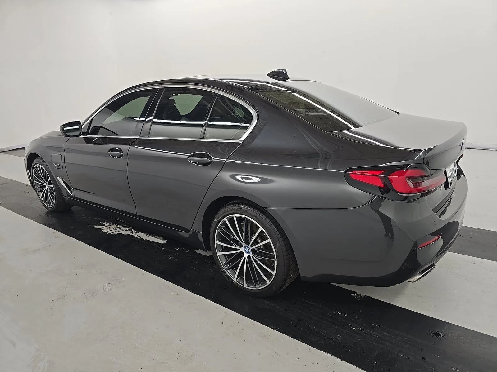BMW 5 Series 530e — фото 4